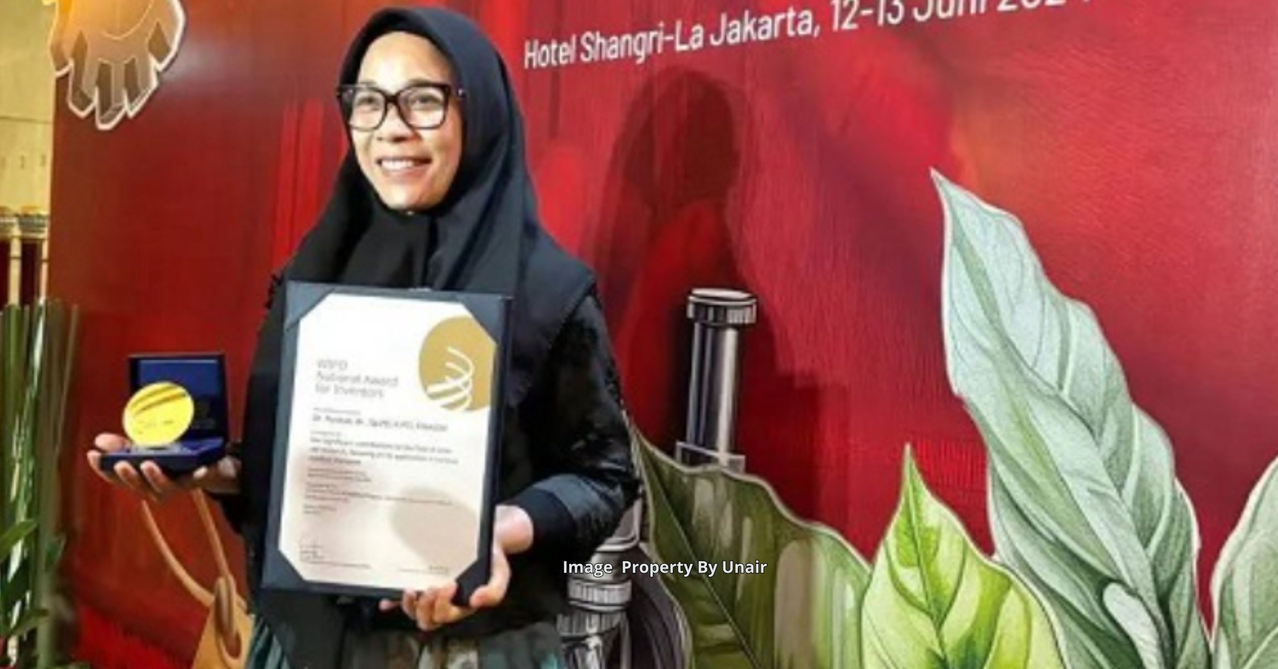 Dr Purwati menerima penghargaan Anugerah Kekayaan Intelektual 2024 dari WIPO