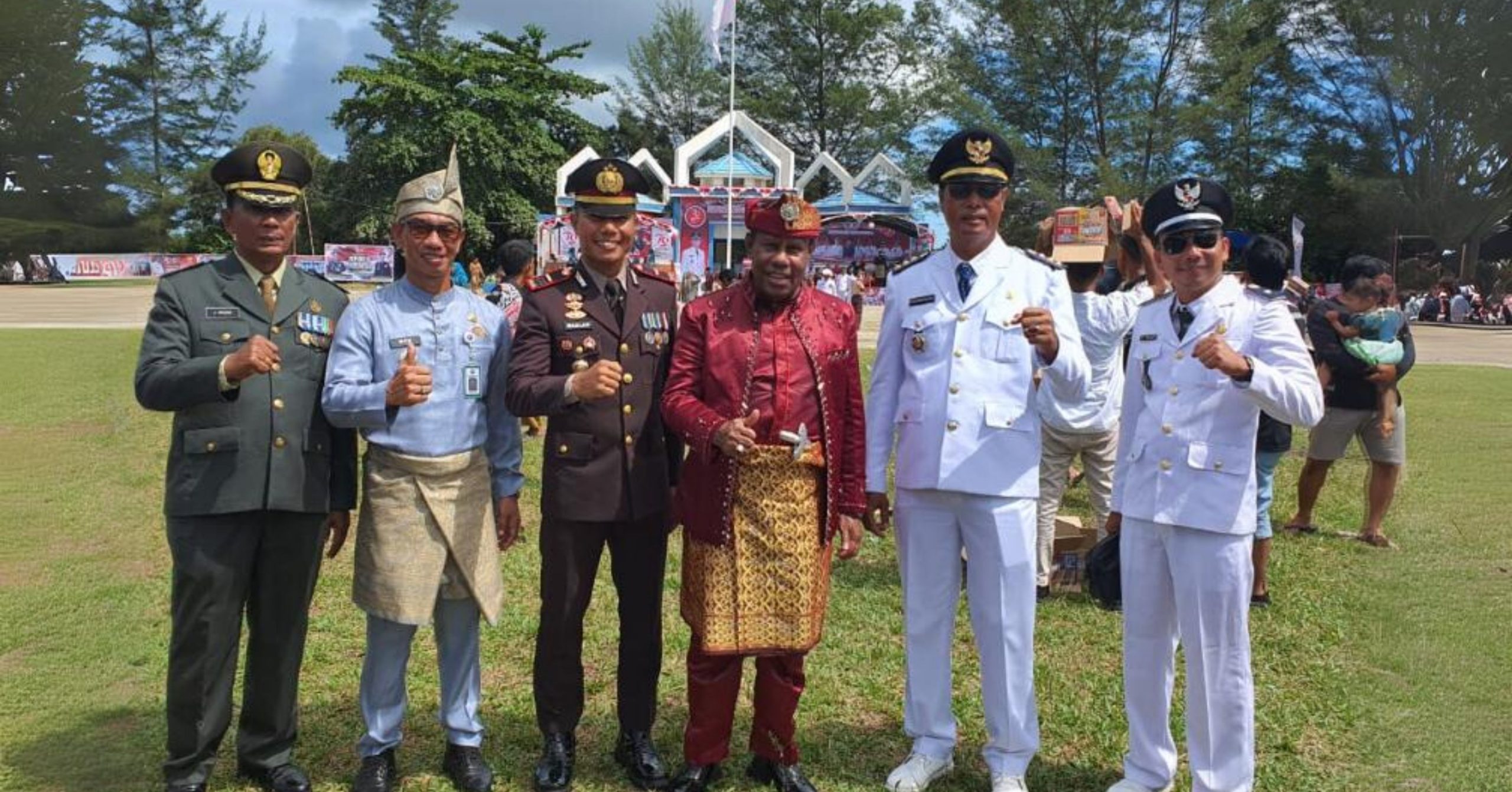 Letjen TNI (Purn) Ali Hamdan Bogra S.Ip.,M.Si memimpin pelaksanaan upacara peringatan Hari Ulang Tahun Republik Indonesia (HUT RI) ke-79 di Pos Lintas Batas Negara (PLBN) Serasan