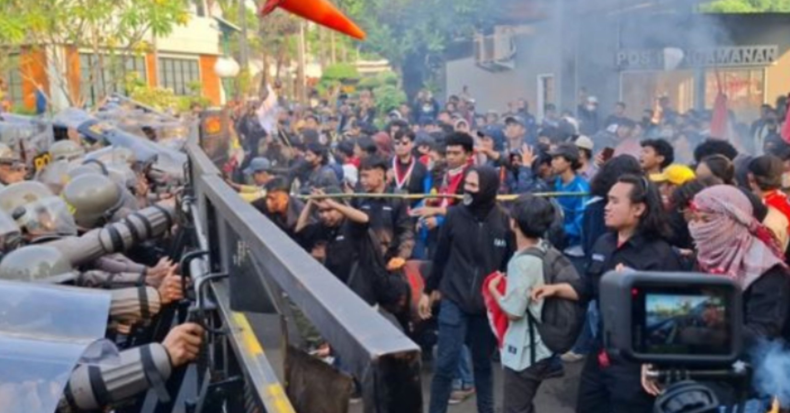 301 Demonstran Ditangkap Akibat Bentrokan Keras Terkait Revisi Undang Undang (RUU) Pilkada