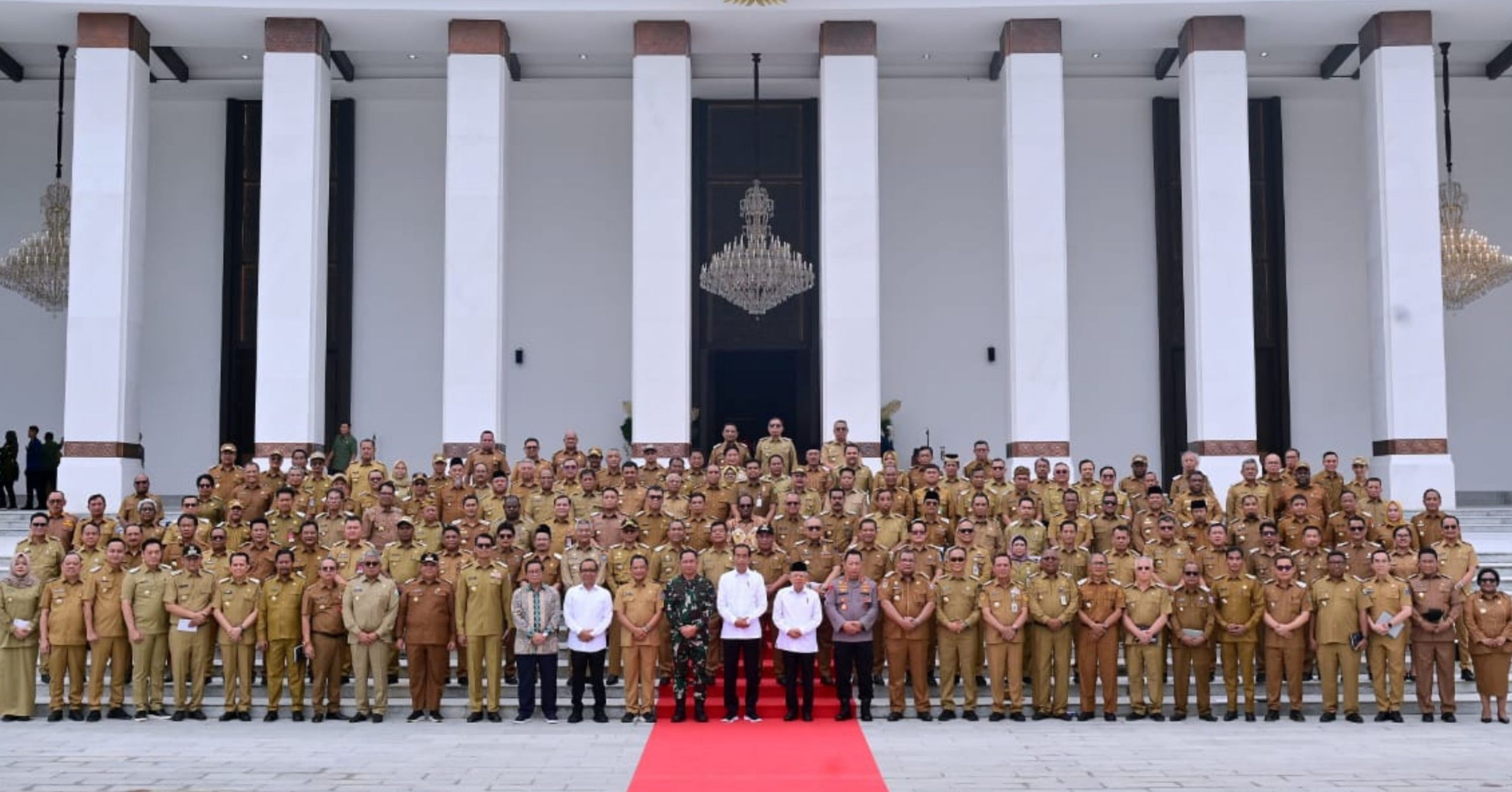 Presiden Joko Widodo Menyelenggarakan Pertemuan dengan Kepala Daerah di Istana Garuda, Ibu Kota Nusantara