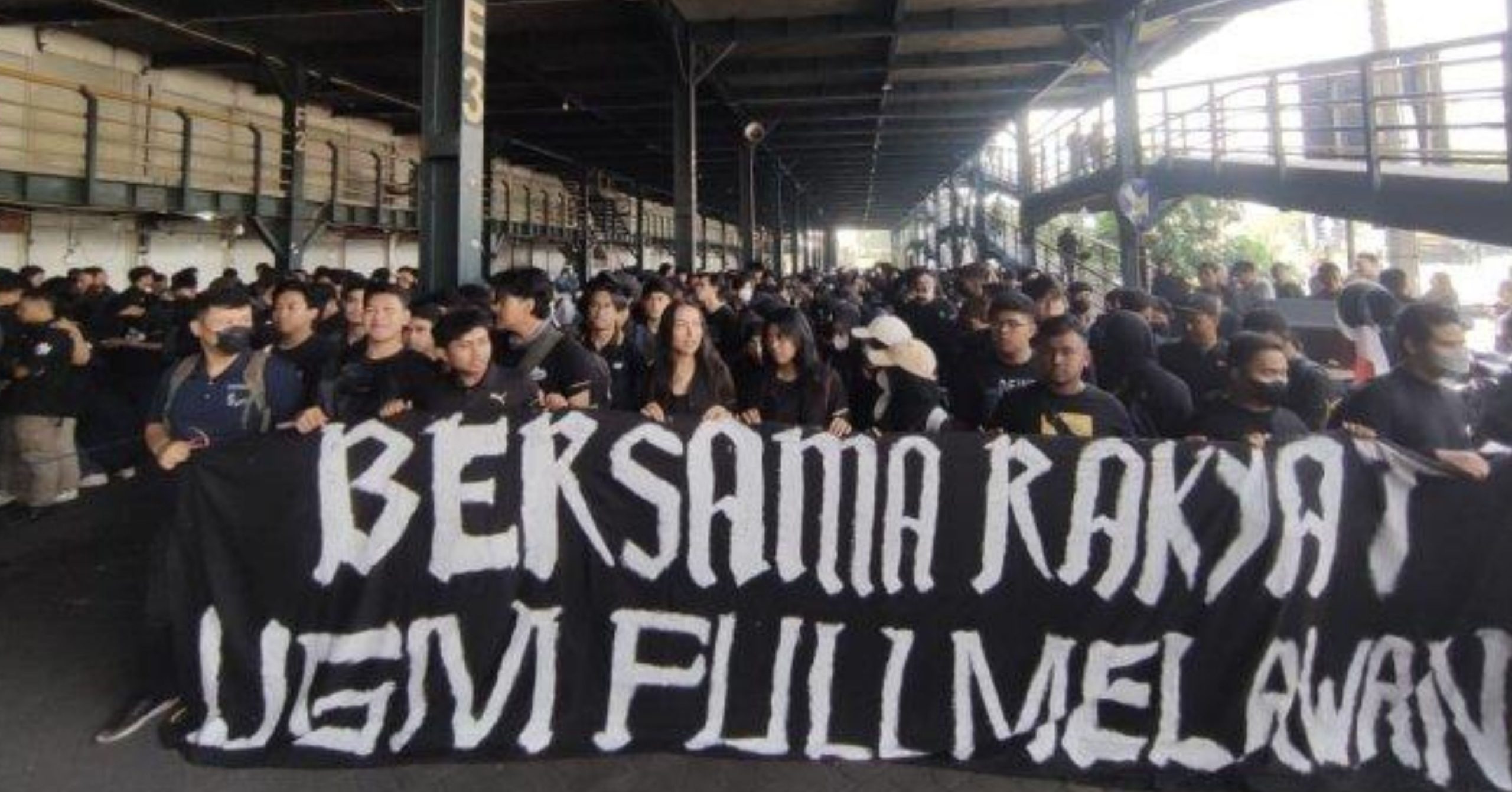 Para Mahasiswa turun kejalan Aksi unjuk rasa bertajuk “Jogja Memanggil”